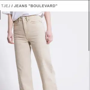 Säljer nu mina helt oandvända boulevard jeans i Manchester pågrund av att mamma köpte fel, dem går inte att köpa längre men är i samma modell som bild 1 men materialet är i bild 2. Byxorna är endast testade och är i storlek xxs. 200kr inklusive frakt❤️