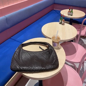 Bottega Veneta bag vintage brown  - Bottega Veneta bag vintage brown (Andra secondhand butik ligger mellan 7,000-8000kr) Mått W45,H30,D4. Serienummer är redan borta. Medföljer dustbag. Ser flaws bild 3. Kan skickas flera bilder vid intresserad. Kontrollerad av Vestiaire.