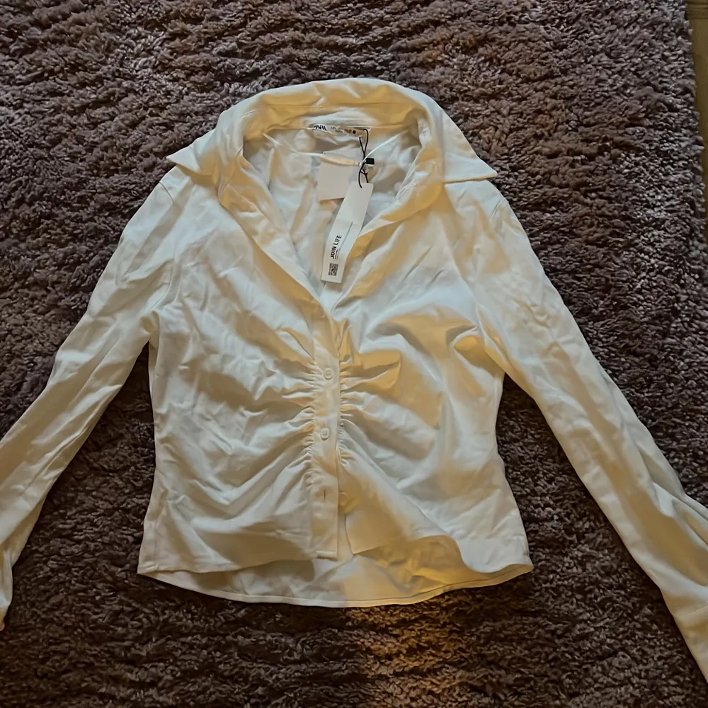 En helt oanvänd snygg figursydd skjorta från zara i storlek L men passar även M!💕 Köparen står för frakt vid postförsändels, 39 kr!. Blusar.