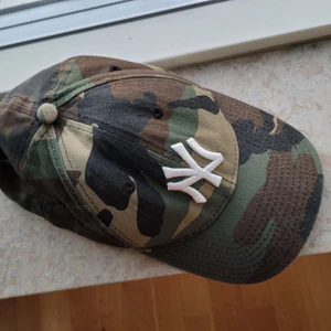 New York Yankees keps kamouflage  - New York Yankees kamouflagefärgad keps. Upp till 59 cm omkrets.  Bra skick. 