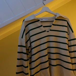 Tröja - Fin tröja från zara. På sista bilden ser ni färgen! Endast använd fåtal gånger i i väldigt bra skick. Nypris 500 kr! 