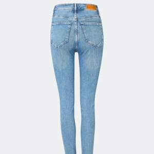 Säljer nu ett par blåa jeans från bik bok. Använda fåtal gånger. Säljer pga för små. Väldigt fint skick, inga hål, fläckar mm💕. Original pris 599kr