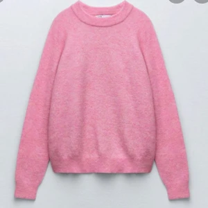 Stickad zara tröja - Säljer min blåa slutsålda stickade zara tröja som är i väldigt bra skick då jag andvändt den 1 gång!! Första bilden ser ni modellen och andra bilden både färgen och modellen. 💞💞Ny priset 359 & säljer för 140kr