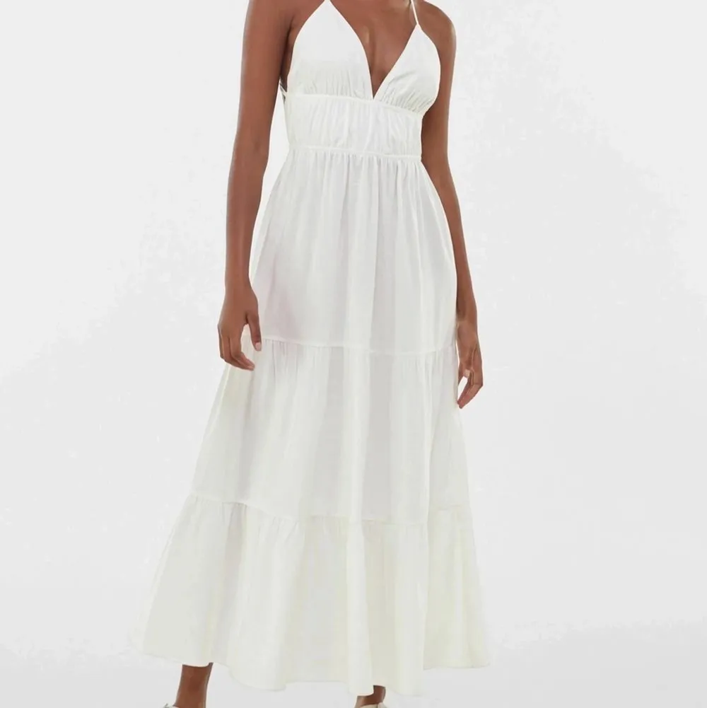 Superfin vit långklänning från Bershka i storlek S! Endast använd 1 gång och i superbra skick💓💓  ((Hitta bara bild på klänning bakifrån i svart men klänningen är vit!)). Klänningar.