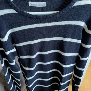 Bershka - Randig fin tröja/stickat från bershka. Storlek Large. Använd endast ett par gånger.