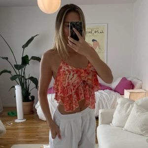 Tylltopp från Bershka - Super fin tylltopp med volang och kors i ryggen från Bershka. Aldrig använd, därav prislapp kvar. Storlek: S 🧡