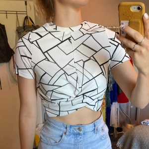 Mönstrad topp - Vit croppad topp med svart mönster på. Från SHEIN. Väldigt skönt