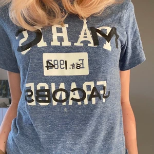 T-shirt  - FÖRST TILL KVARN! Super fin marc Jacobs tröja som inte kommer till användning💕💕