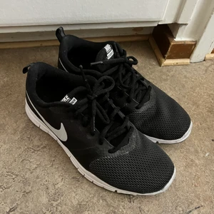Träningsskor  - Helt nya skor från Nike, säljes pga för små för mig. Supersköna i övrigt! 