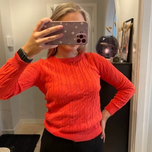 Morris tröja - Fin röd kabelstickad tröja från Morris i fint skick. 