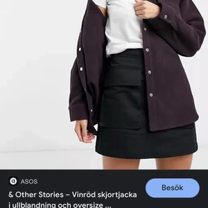 Other Stories höstjacka  - Slutsåld jacka från other stories i färgen ”burgrundy”. Nyskick. Nypris: 1300. Säljs eftersom den tyvärr har blivit för kort i ärmarna för mig. Kan både posta och mötas upp. Kan även skicka fler bilder om det önskas! 