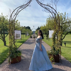 Balklänning, strl S/M - Säljer min balklänning som bara använts en gång. Den är blå-grå, detaljerik och blev buren av mig med storlek 38. Hör gärna av dig om du är intresserad, bor du nära Hbg/Gbg kan du få prova den innan köp. Priset kan diskuteras. 
