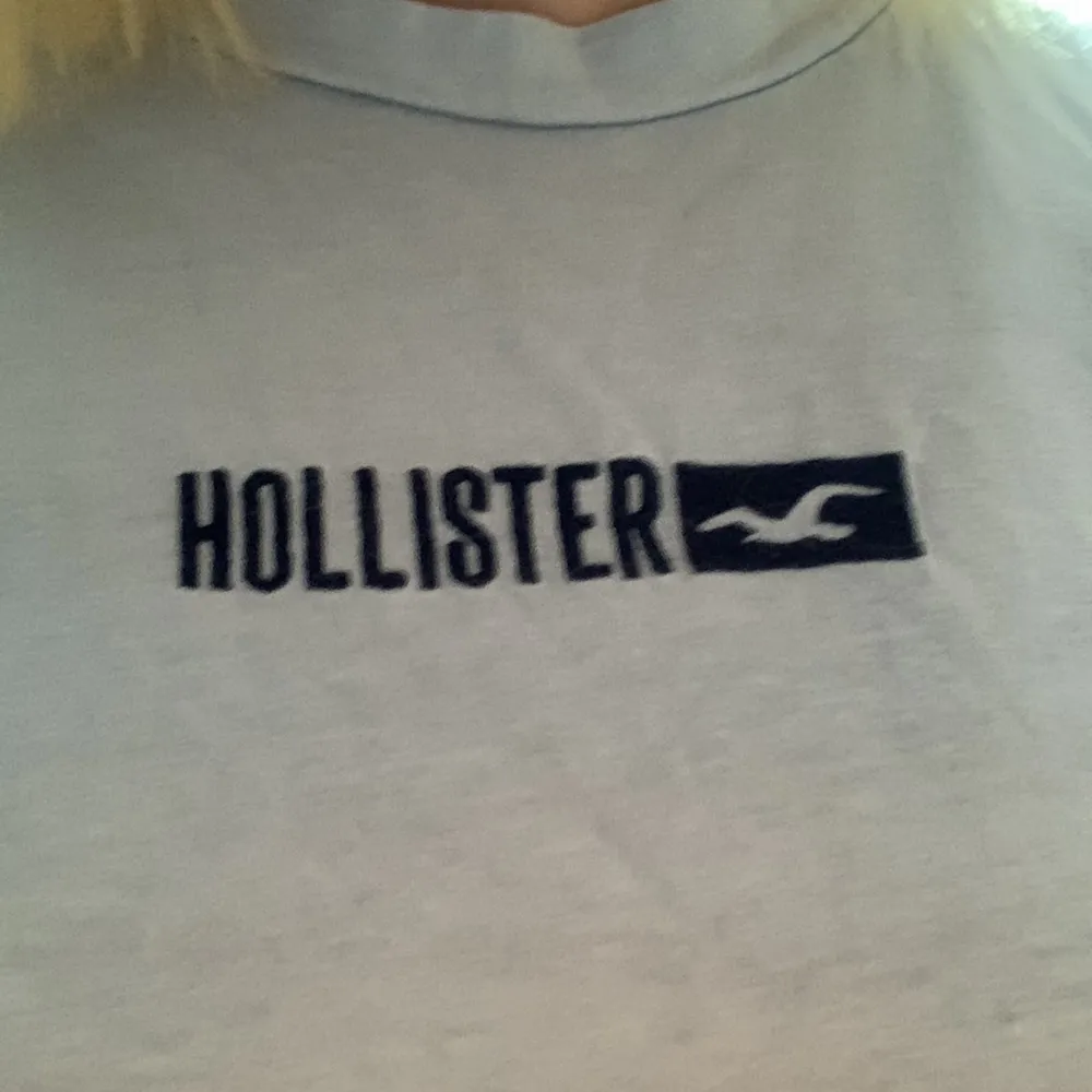 Hollister t shirt 100% cotton säljer för jag aldrig använder finns inga skador jag kan möta upp och skicka . T-shirts.