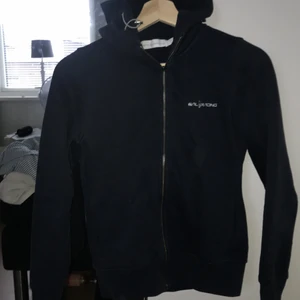Sail racing - Säljer en zip hoddie från sail racing då den är för liten, den är marin blå och i stl xs. Köparen står för frakten💕
