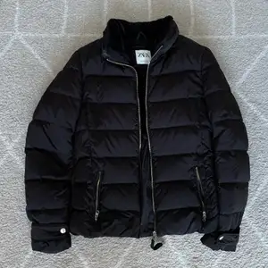 Säljer denna superfina svarta jackan från Zara!!💗 Den har en supermysig, varm och fluffig insida!🥰 Nypris: 1000 kr!❤️
