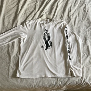 Puma tröja med tryck, storlek M - Jag säljer denna vita puma tröja med svart basket tryck både på framsidan, baksidan och på båda armarna. Tröjan är i storlek M, funkar för både killar och tjejer!  Ordinarie pris 600kr säljer för 200kr, frakt tillkommer!💘