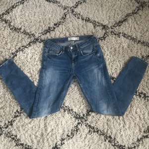 Jeans - Här är ett par jätte fina lågmidjade jeans från Gina Tricot. Jeansen har dragkedjor längst ner på sidan av benet. Jeansen är änvända ett par gånger. Fråga bara om fler bilder. Buda gärna💓 