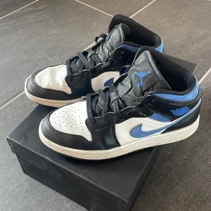 Nike jordans💙💙 - Säljer dessa Nike Air Jordan 1 mid white racer blue💙använda ett fåtal gånger och är i bra skick, nypris ca 700kr