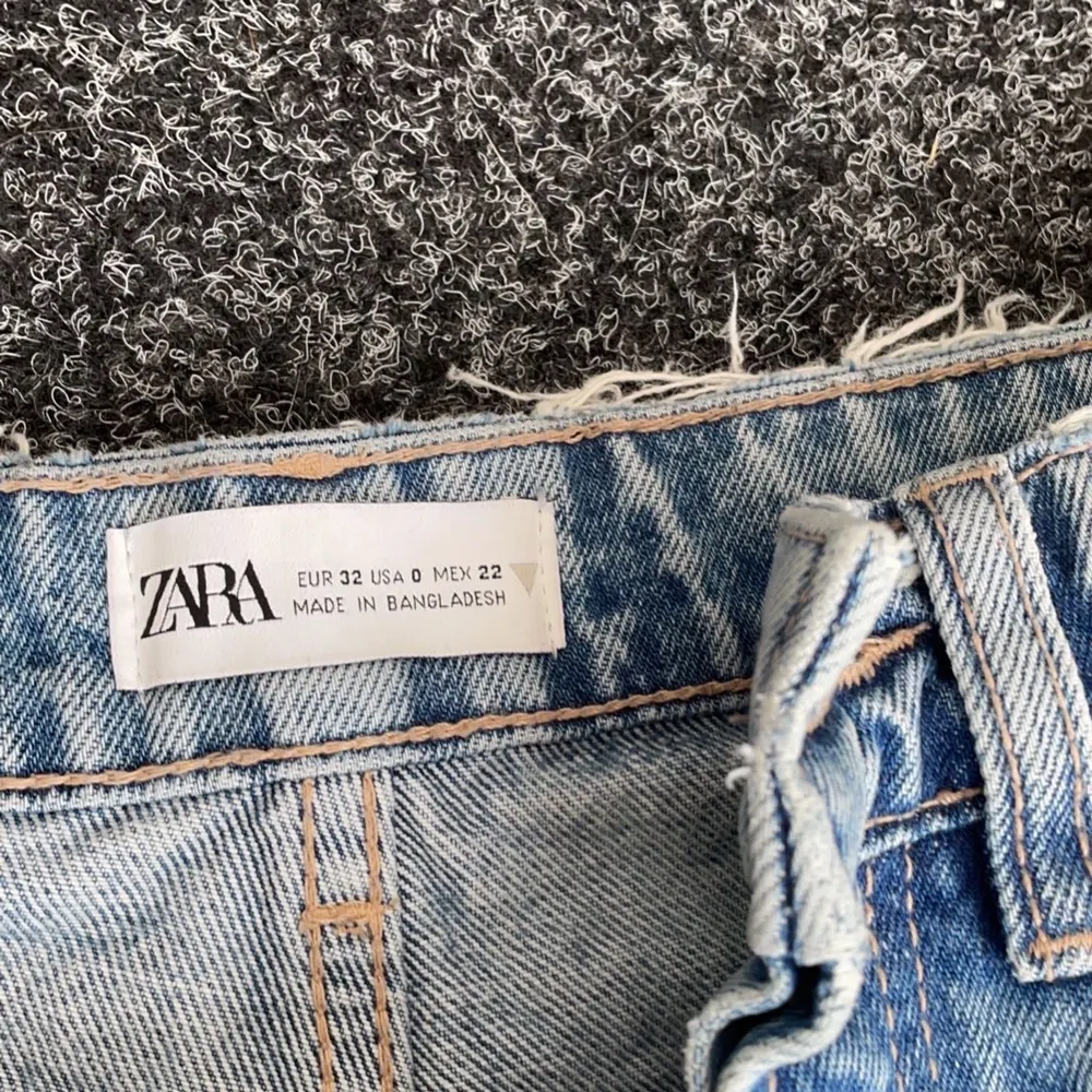 Säljer dessa mid rise jeans från Zara strl 32 då dom blivit för små för mig. Byxorna sitter bra i längden på mig som är ca167. Är flera intresserade så startar jag budgivning. Köparen står för frakten💞. Jeans & Byxor.