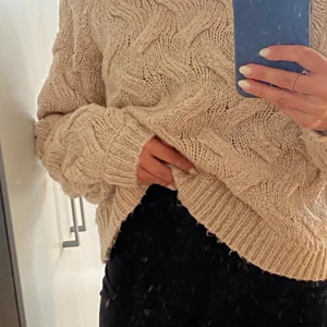 Stickad tröja💕 - Säljer min fina stickade tröja från NA-KD🙌🏻  Fin beige färg perfekt till hösten🤗💕