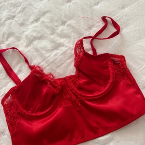 Rött set ❤️ - Snyggaste setet ifrån Fashion Nova! Säljes separat, kjol 150kr & topp 180kr. Säljes tillsammans för 300kr ❤️ Använd en gång förra Halloween! 