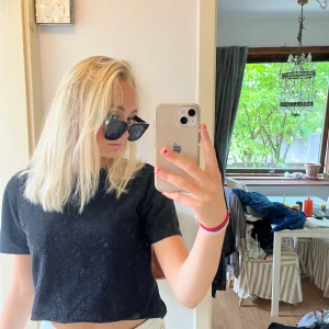 Glitter T-shirt  - Perfekt vid fest om man vill ha lite glitter. Den är som ny i skick. Storlek xs men passar mig som är m/l jättebra. Nypris 249 kr.