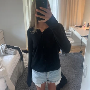 Cashmere kofta  - Intressekoll på min fina cashmere kofta, säljer endast vid bra pris, köparen står för frakt 💓 TRYCK INTE PÅ KÖP DIREKT! 