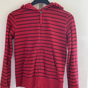 hoodie - röd/svart randig zip up hoodie (storlek 158 men passar mig som har S/M)