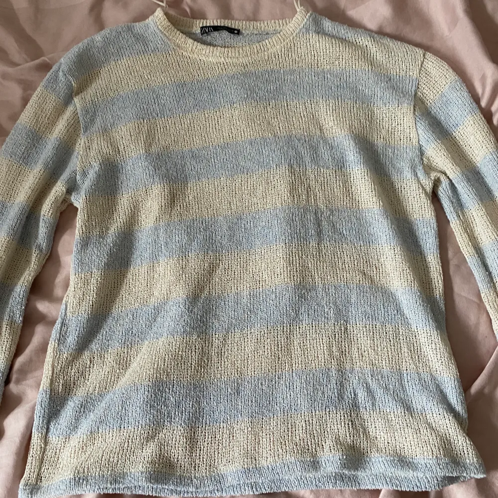 Säljer denna randiga tröja från zara. Inte använt den på typ ett år och har inte heller använt den så många gånger då heller. Den har inga defekter och är som ny! . Stickat.
