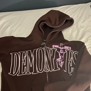 Demonites full zip  - En brun demonites full zip i storlek M. Riktigt skön och bra passform. Köpte för ett halvår sen men använd enstaka gånger då jag ville ha en minde med tajtare passform. Köpte för cirka 1000 från Storbritannien. Såldes slut på någon timme. Kom med bud ! 