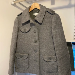 Ulljacka See by Chloé  - Säljer min älskade ulljacka från See by Chloé inköpt förra året. Orginalpris: 397€  Jackan är i nyskick!  Strl 40 men skulle säga mer att det är Strl 34/36.