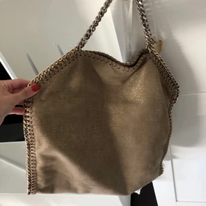 stella mccartney falabella tote - Säljer min älskade stella mccartney falabella tote, använd men inget annat slitage än på kedjan som är lite silver på vissa ställen, vilket bara är snyggt 😍 Dustbag medföljer. Obs, har ett litet hål som inte syns kan skicka privat. :)