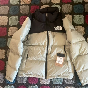 Dam north face jacka  - Köpte en jacka till min lilla syster (nypris 2800)som tyvärr inte passade. Säljer den nu så den kan komma till användning. Prislappen är fortfarande kvar på jackan. köpt från JD. Storlek M men passar S 