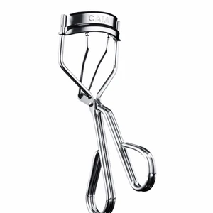 Ögonfransböjare CAIA - En ögonfransböjare från caia endast testad😍 nypris 155kr och slutsåld på hemsidan! Osäker på frakten men kan kolla upp🥰