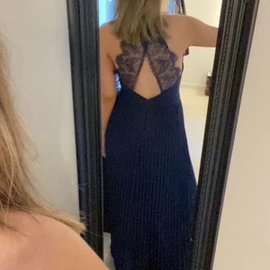 Balklänning från nelly eve - Jättefin balklänning från Nelly, användes på 9ans bal 2020. Jättefint skick, syns inte att den är använd!💗  Köptes för 1000kr Köparen står för frakten ❤️‍🔥❤️‍🔥