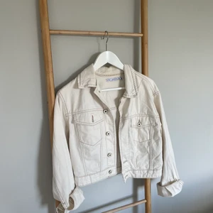 Jeans jacka  - Fantastiskt fin jeans jacka i en krämvit färg. Passar perfekt till våren och hösten. Original pris 500 kr. 