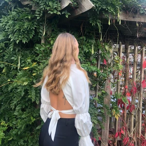 Blus NA-KD  - Vit blus med öppen rygg från nakd, oanvänd i stl 34. Köparen står för frakt! Kan mötas i Kalmar 