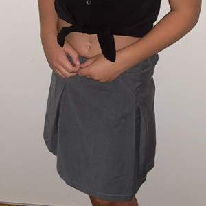 Enkel grå kjol, gott skick och inte använd på länge. (Den är ganska liten i storleken!)