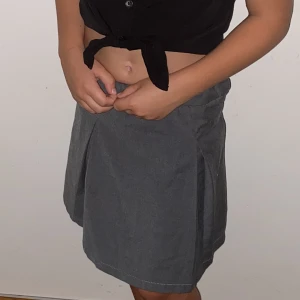 Kjol - Enkel grå kjol, gott skick och inte använd på länge. (Den är ganska liten i storleken!)