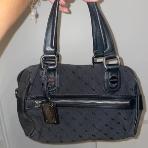 Tommy hilfiger y2k väska - TRYCK INTE PÅ KÖP DIREKT🙏🏽 skriv till mig vid intresse!  Väska köpt från humana från Tommy hilfiger. Nästan aldrig använd, superfint skick