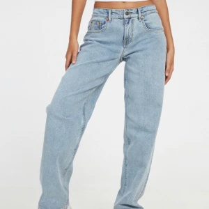 Lowrise baggy jeans  - Fett snygga och bekväma lågmidjade jeans från Motel Rocks. Storlek S, längd 33. Någorlunda stretchigt material. Fick hem dem idag, alltså aldrig använda. Köpte dem för mer än 800kr sammanlagt med tullen. Skriv privat för mer bilder eller frågor