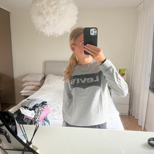 Tröja - Tröja från Levi’s. I strl 14 years, motsvarar XS. Sparsamt använda. Nypris: 349kr Mitt pris: 90kr Vid en snabb affär kan priset diskuteras 💸 Kan mötas i Tyresö eller skickas. Frakt kan tillkomma!