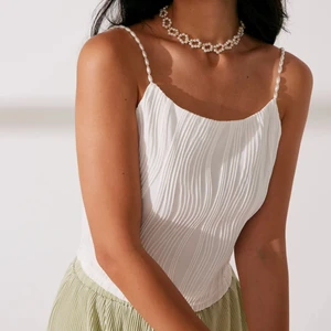 Rihoas, Pearl straps-linne i strl S - Ett pärllinne, använt en gång, i fint skick. Köparen betalar för frakt!💕 