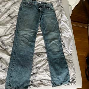 Straight mid rise jeans från zara som ej kommer till användning då dem är för små för mig, Skulle säga att dem jeansen sitter som en 36 istället för en 38.