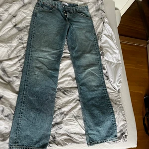 Midrise jeans - Straight mid rise jeans från zara som ej kommer till användning då dem är för små för mig, Skulle säga att dem jeansen sitter som en 36 istället för en 38.