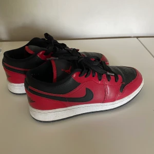 Nike jordans - Säljer mina ur snygga jordans som är i bra skick. Tyvärr passar dem inte min stil längre🥹 därför jag nu vill sälja av dem så dem kommer till användning 🥰 pris går att diskuteras vid snabb affär!