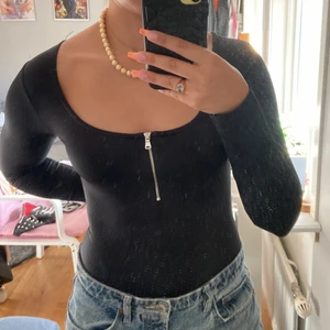 body - säljer denna body som tyvärr är för liten för mig. dragkedjan kan man dra ner ifall man vill. bra skick!