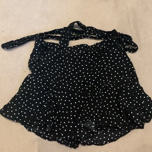 Zara kjol - Prickig svart vit zara kjol med skärp till. Är lite kortare men finns shorts under. Jättefin med för liten för mig. Storlek S.