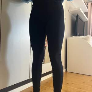 Säljer dessa strongertights i svart då de är för små för mig🤍 De är använda ett antal gånger men är fortfarande i bra skick. Köparen står för frakten och betalningen sker via swish😍