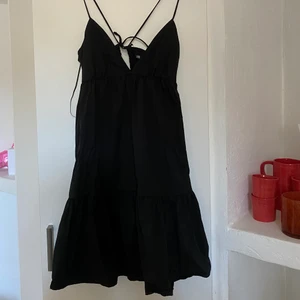 Zara klänning - Populär klänning från Zara som inte säljs längre! Använd ca 5 gånger så i fint skick!😃  Storlek L men passar också M!